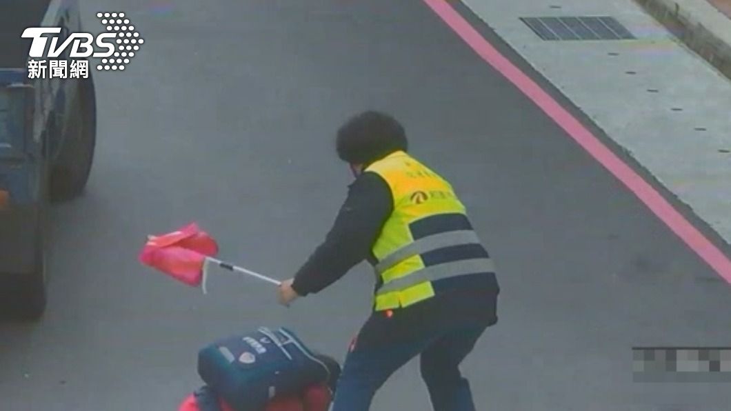 導護志工趕緊上前。(圖/TVBS)