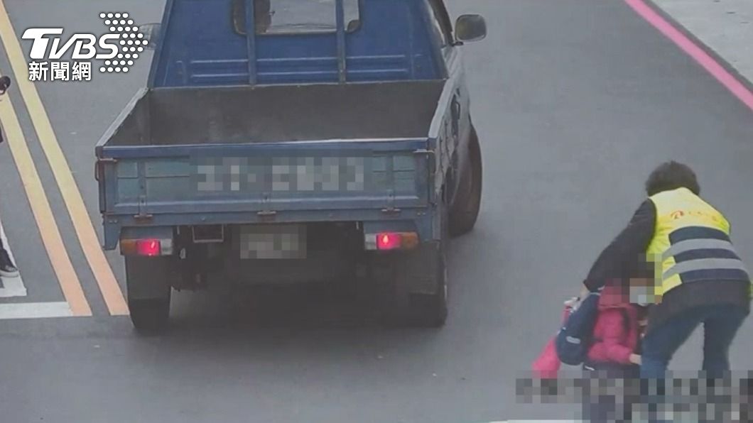男童一臉驚恐。(圖/TVBS)