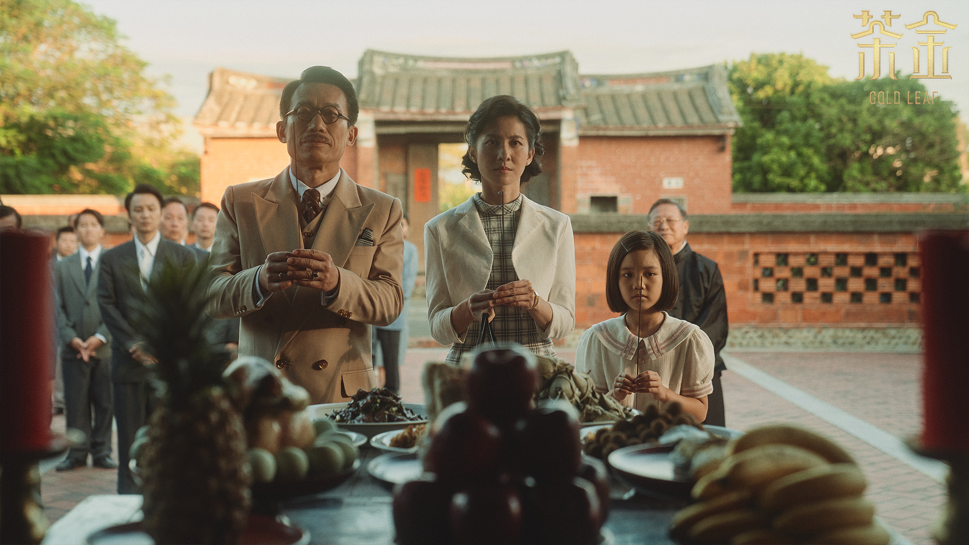 郭子乾(左一)與連俞涵(中)在《茶金》裡飾演父女。(圖/翻攝自《茶金 Gold Leaf 公視戲劇》臉書)