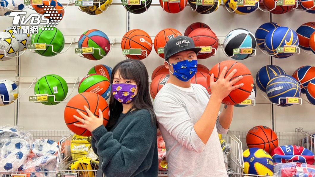 愛買宣布自今日起限定全台9間門市開賣NBA應援口罩。（圖／愛買提供）
