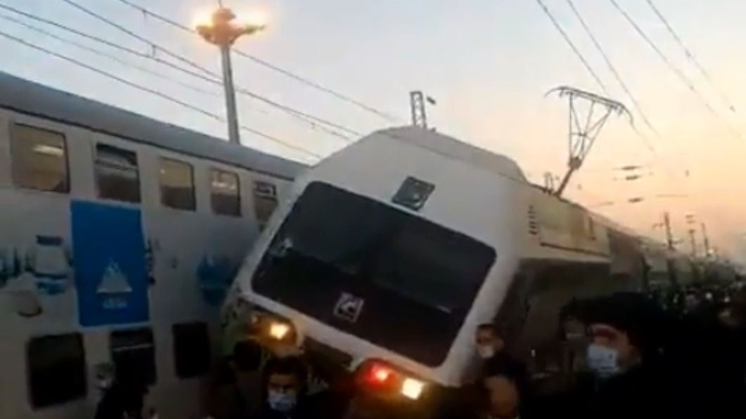 伊朗2火車相撞!車廂出軌傾斜 至少22人輕重傷
