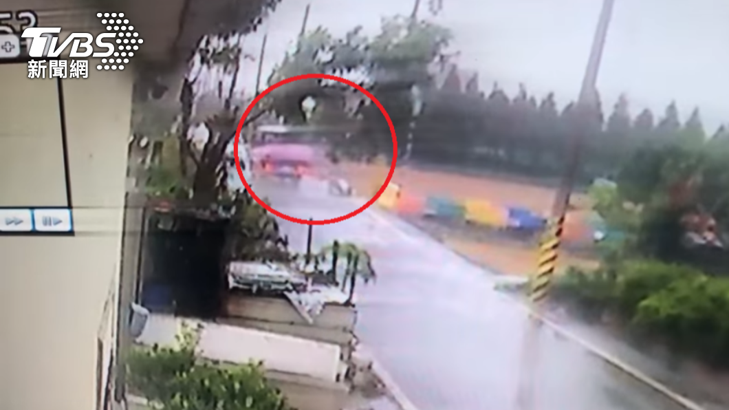 「慢」字路口搶快!彰化老翁遭貨車撞飛亡 妻目睹崩潰