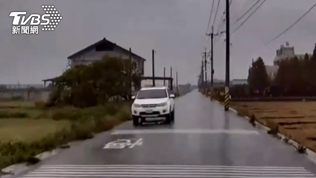 案發路口有個「慢」字,未料貨車與機車皆未減速,發生碰撞。(圖/讀者提供)