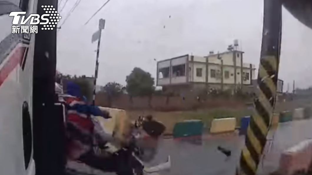 貨車與機車撞擊瞬間。(圖/讀者提供)