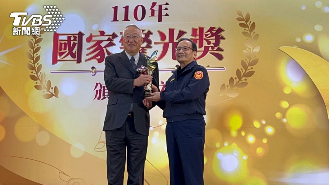 督察長張國雄代表領綜合規劃類第一名獎項。（圖／TVBS）