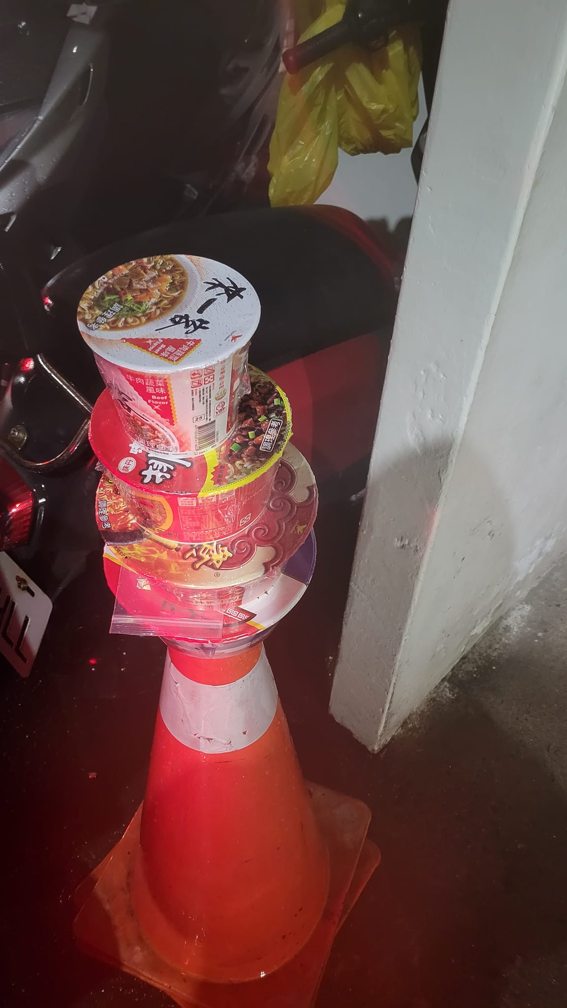 顧客要求疊泡麵。（圖／翻攝自臉書社團UberEats 台北(交流、討論區)）