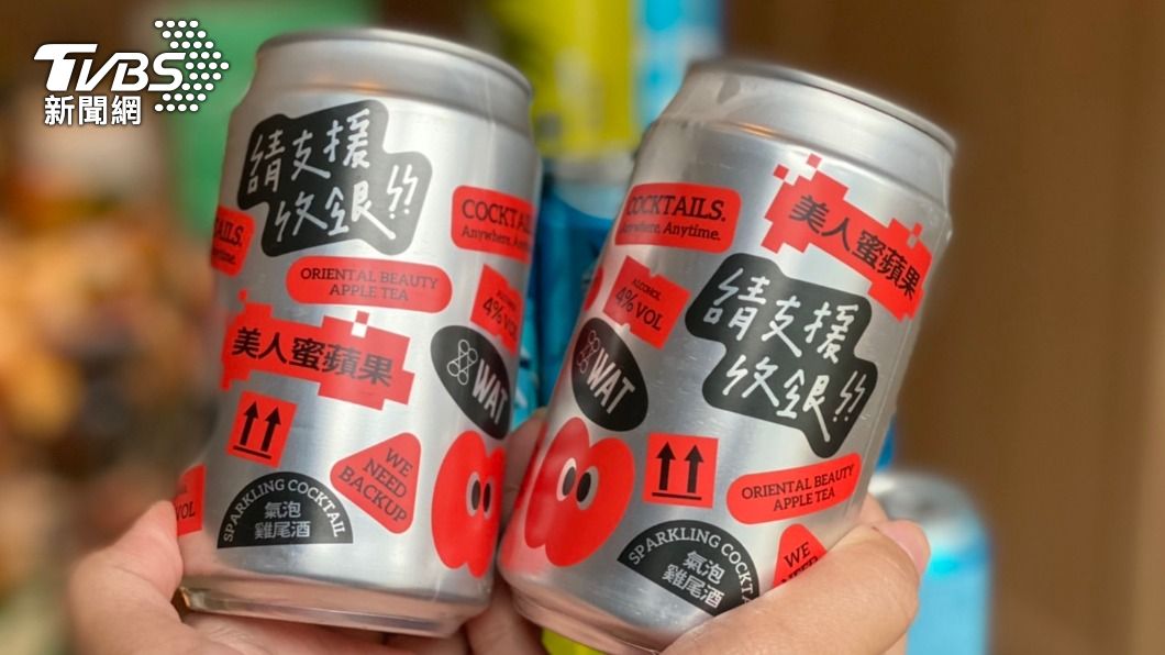 全聯獨家販售WAT美人蜜蘋果氣泡雞尾酒的上有「請支援收銀」字樣。（圖／TVBS）
