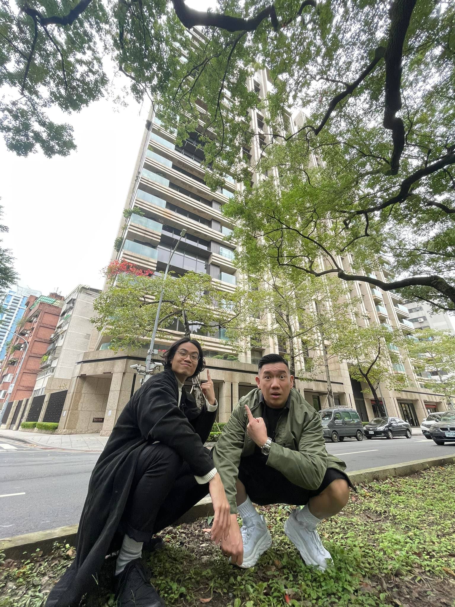 杜汶澤跑到王力宏宣布過戶給李靚蕾的4億豪宅「吾疆」外拍照。(圖/翻攝自杜汶澤臉書)