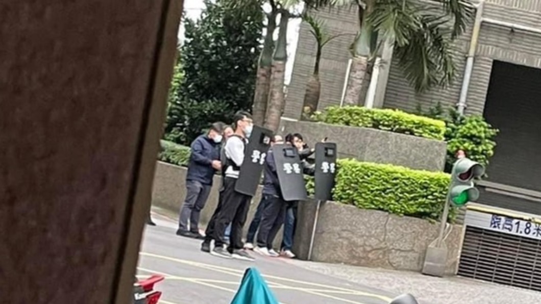 員警開11槍逮人。（圖／翻攝自我是永和人 臉書）