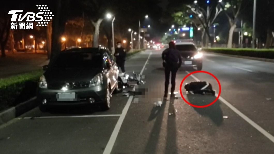 24歲男騎士酒駕自撞轎車 安全帽鮮血狂滲跪趴車道
