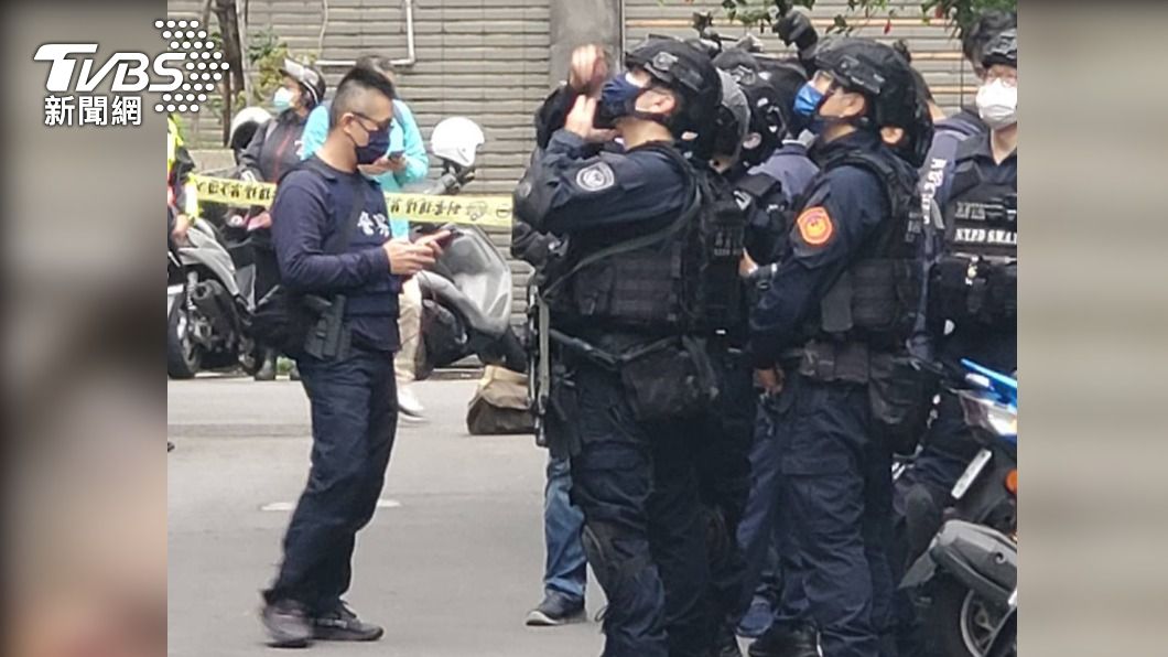 約40多名警力到場支援。（圖／TVBS）