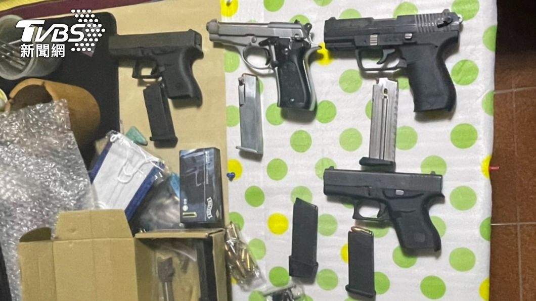 永和警匪對峙!通緝犯掛窗台逃 藏6把改造槍「全上膛」