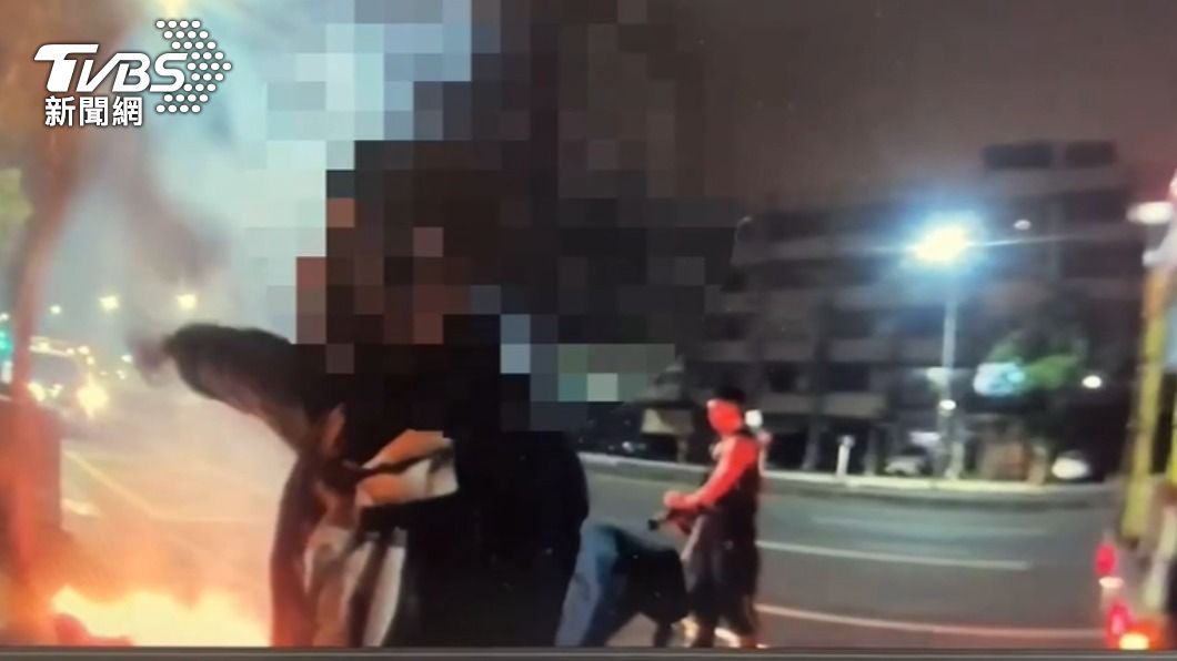 曾男面對警方仍胡言亂語。(圖/TVBS)