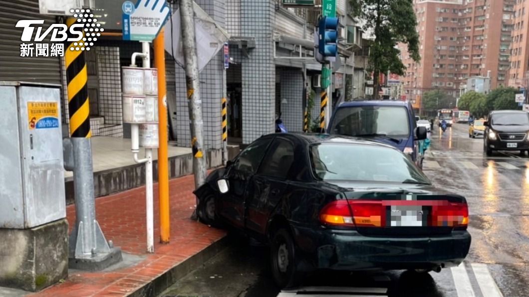 轎車暴衝撞燈桿。(圖/TVBS)