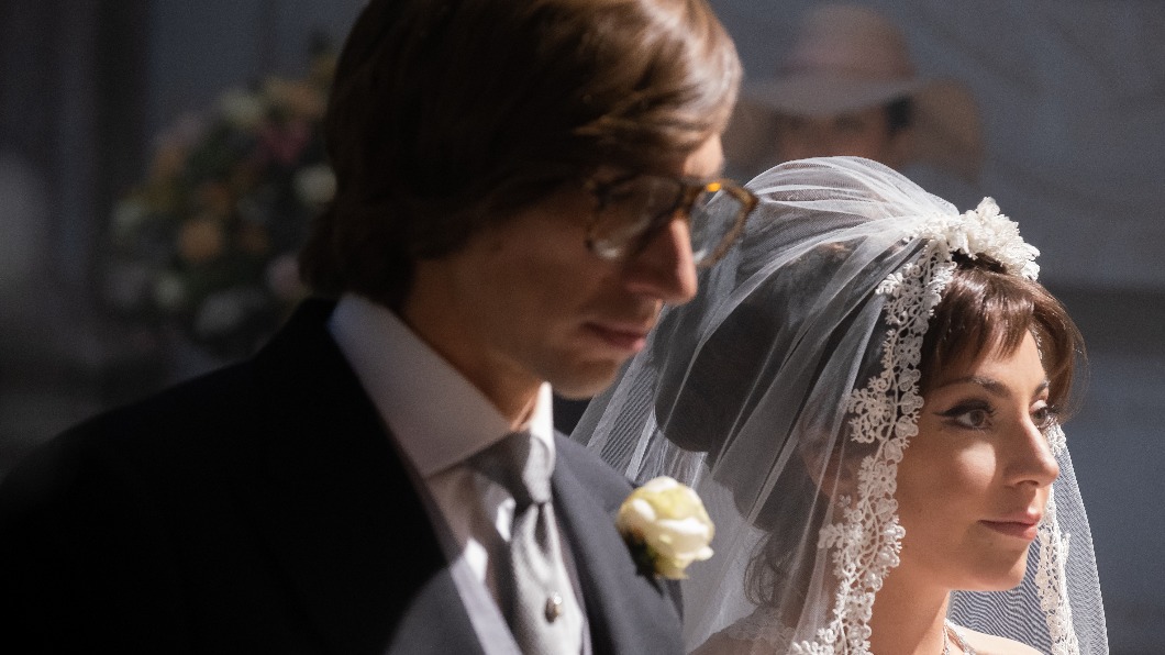 亞當崔佛（Adam Driver）與女神卡卡（Lady Gaga）在片中飾演夫妻。（圖／UIP提供）