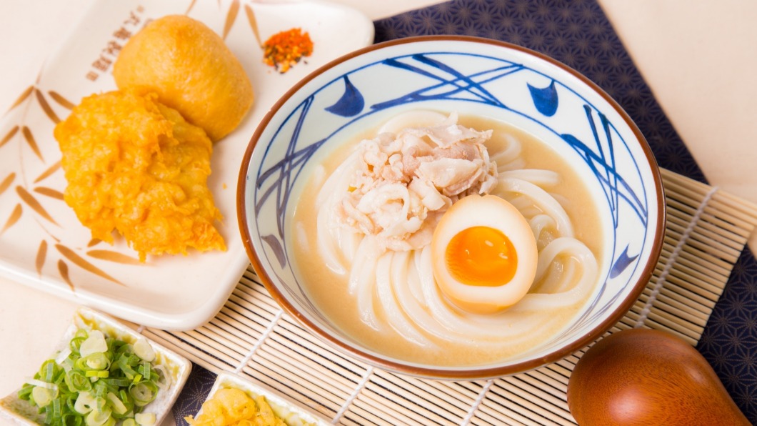 聖誕夜到丸亀製麵出示按讚畫面,即享「豚骨烏龍麵」買一送一。(圖/翻攝自丸亀製麵官網)