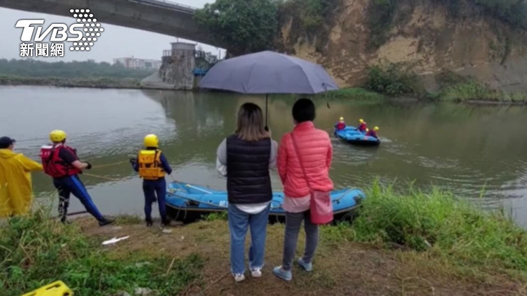 苗栗男捕毛蟹落水失蹤 女兒岸邊淚崩:爸爸趕快起來