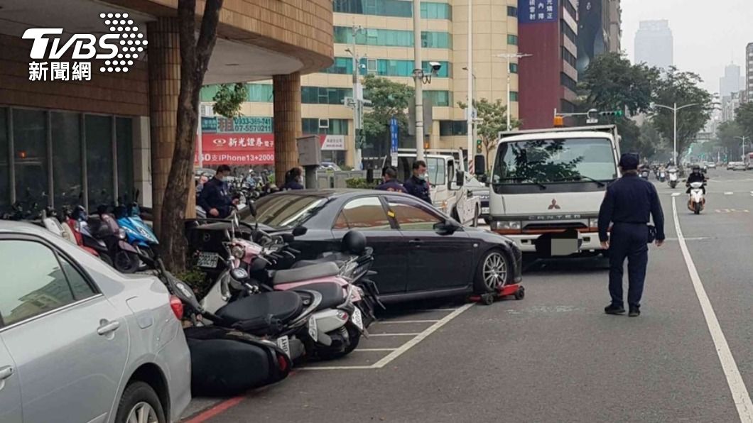 拖吊車迴轉脫鉤!轎車一路退 撞倒路邊整排機車