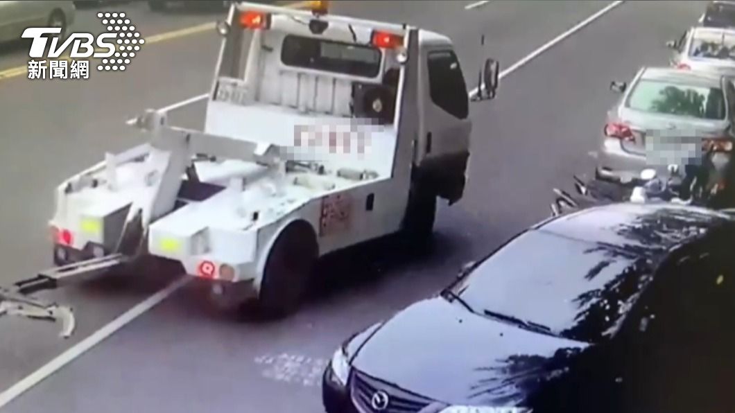 黑色轎車脫鉤撞倒路邊機車。(圖/TVBS)