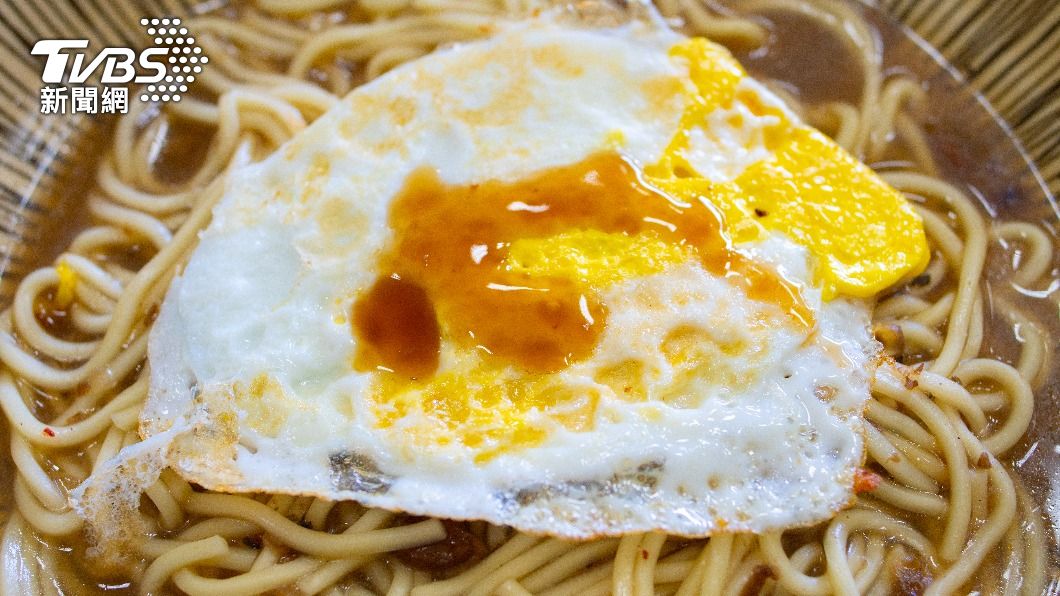 網友指早餐店「加蛋」價格調整為15元。（示意圖／shutterstock達志影像）