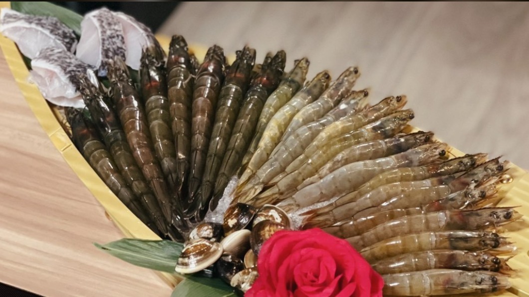 藏王還有超浮誇海鮮船。（圖／業者提供）