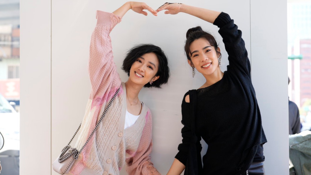 《台北女子圖鑑》林思宇(右)飾演桂綸鎂的妹妹,私下也培養出親姊妹般的好感情。(圖/紅杉娛樂提供)