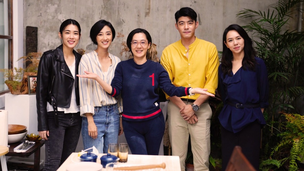 《台北女子圖鑑》演員與導演拍出難分難捨的好交情,左起林思宇、桂綸鎂、導演李芸嬋、王柏傑、夏于喬。(圖/紅杉娛樂提供)