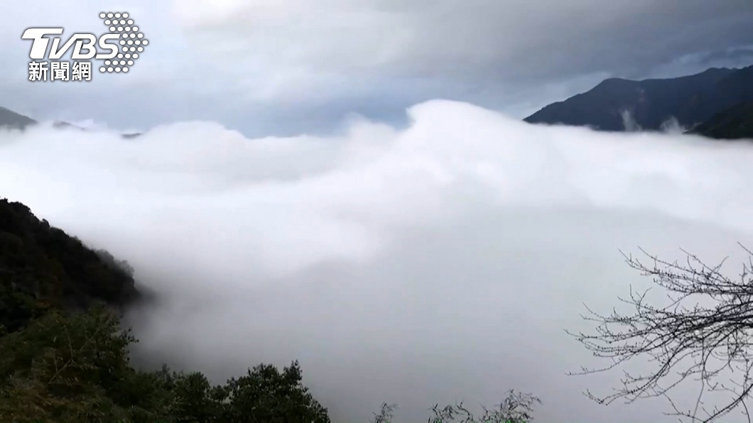 冷氣團南下合歡山武嶺降冰霰 賞雪遊客嗨翻