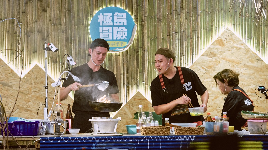 吳慷仁的精湛廚藝讓洋蔥淪為端菜小弟。（圖／混血兒娛樂提供）