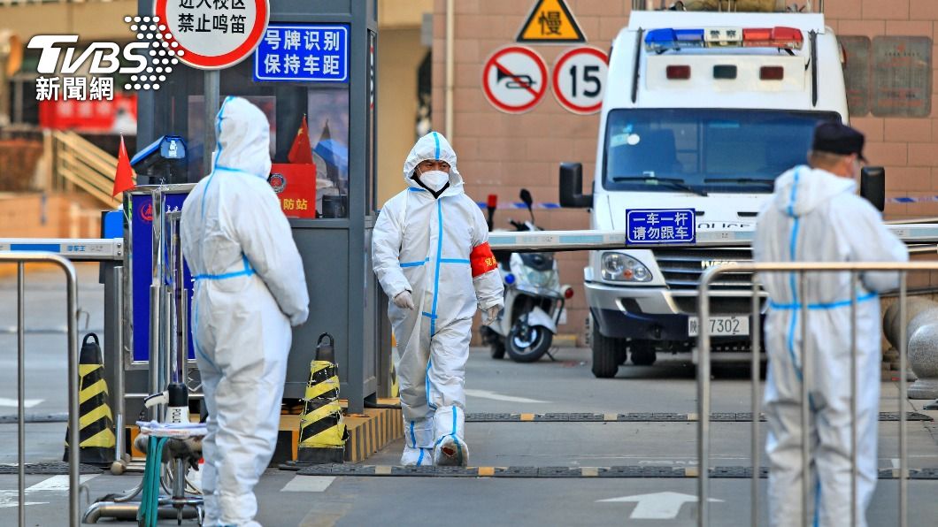 醫護人員在西安市街頭整齊排開。(圖/達志影像路透社)