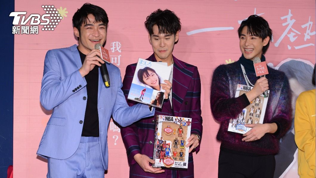 潘綱大(左)拿到新垣結衣的寫真書,一旁為周予天、連晨翔。(圖/TVBS)