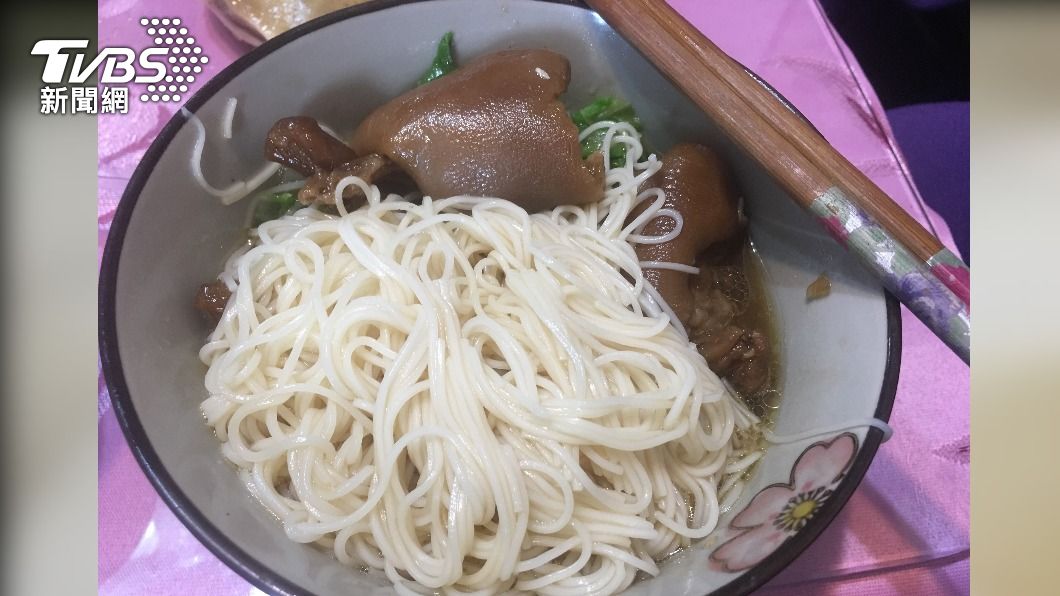 吃豬腳麵線也能轉運。（示意圖／shutterstock達志影像）