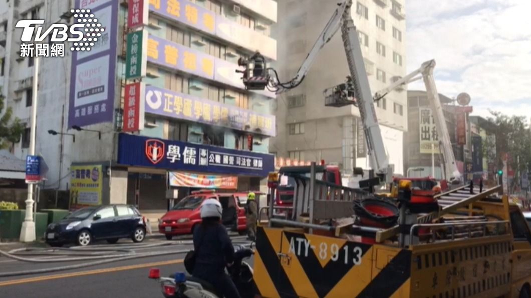 高雄補習大樓起火!2樓窗竄火舌 整棟建築如煙囪