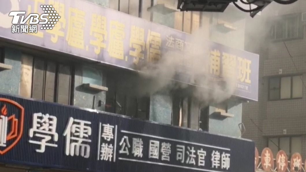 招牌下緣被燒到焦黑。(圖/TVBS)