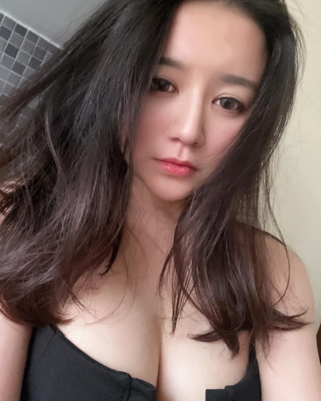 李妍瑾凌晨發文爆料14年前彈頭約她泡湯的事件。（圖／翻攝自李妍瑾臉書）