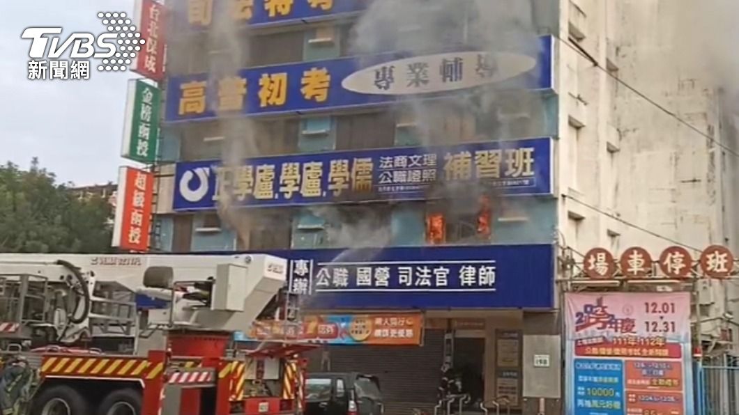 2樓竄出火舌。(圖/TVBS)