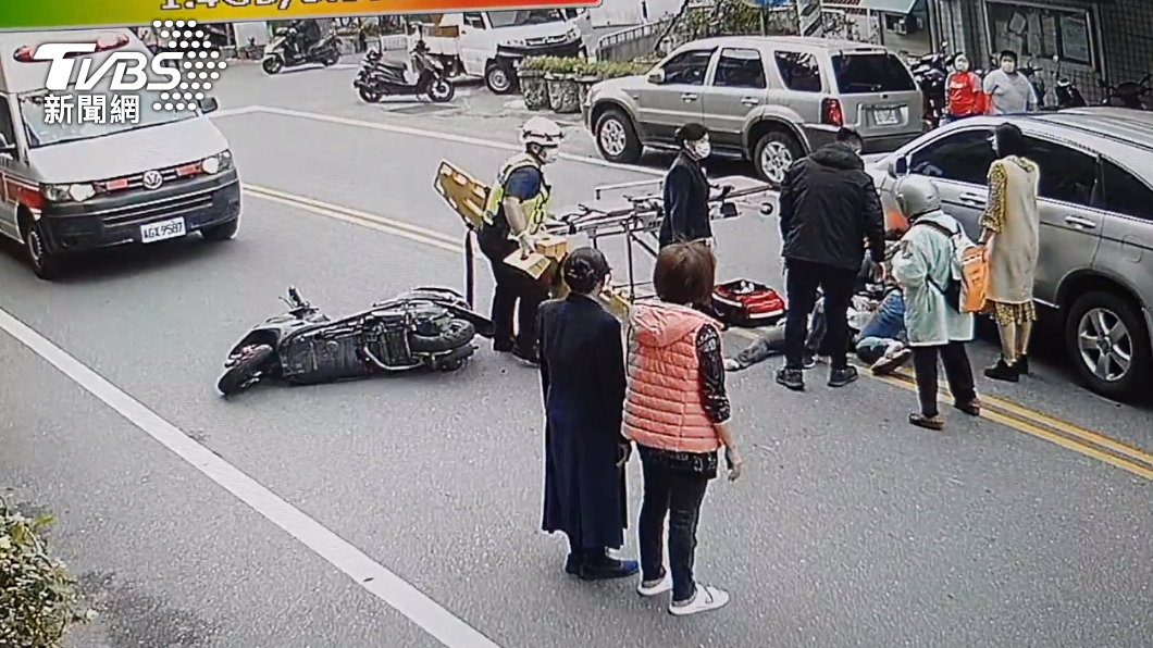 一名女騎士卡在轎車車底，消防人員將她送醫治療。（圖／讀者提供）