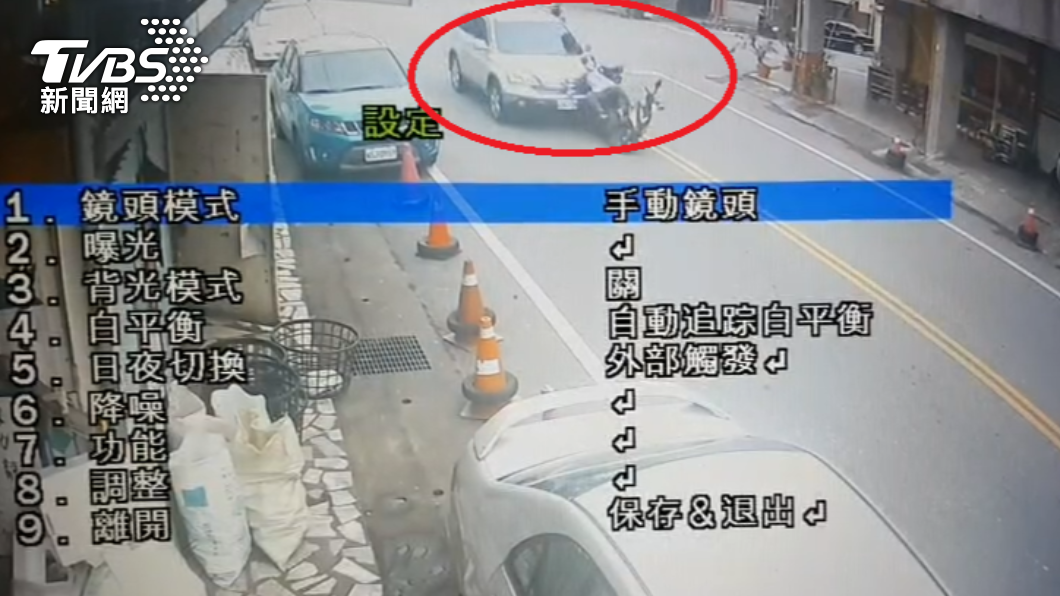 轎車與機車在路口發生碰撞。（圖／讀者提供）