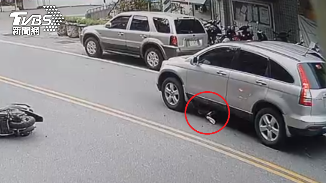 女騎士卡在轎車車底，雙腳不停亂動想要掙脫。（圖／讀者提供）