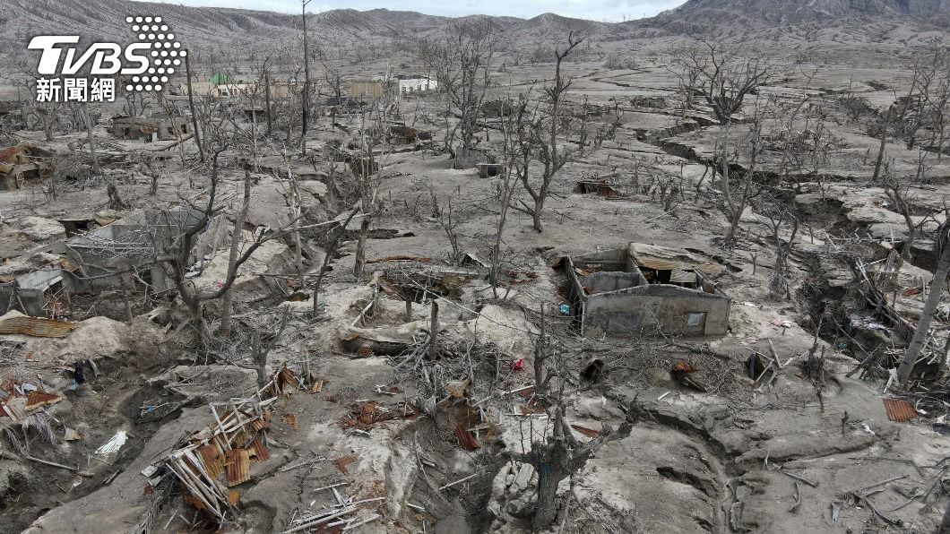 菲律賓呂宋島塔爾火山(Taal Volcano)2020年1月爆發,一年後許多房屋仍被埋在凝固的岩漿中。(圖/達志影像美聯社)