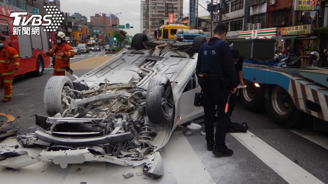 駕駛疑開車恍神自撞分隔島釀火燒車,警消到場處理。(圖/警方提供)