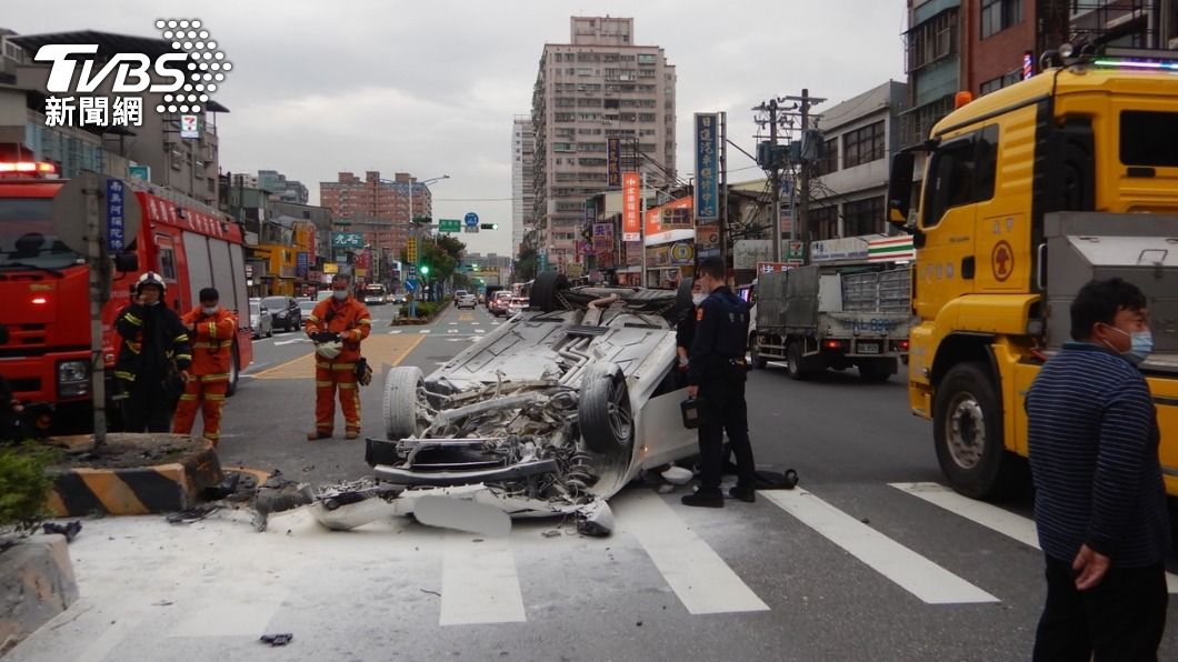 駕駛疑開車恍神自撞分隔島釀火燒車,警消到場處理。(圖/警方提供)