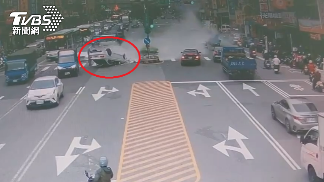 車輛自撞分隔島翻覆後起火冒煙。(圖/讀者提供)