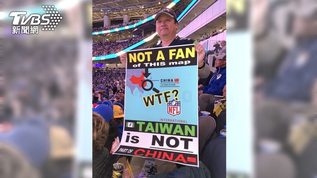 NFL地圖把台灣跟大陸用同色標示,台灣僑民吳兆峯(圖)舉標語抗議。(圖/中央社)
