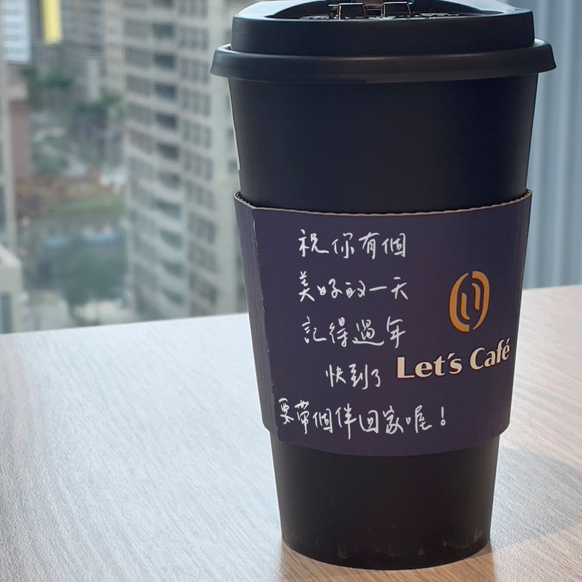 Let’s Café經典/單品中杯以上咖啡、甜點,都享半價優惠。(圖/翻攝自全家臉書)