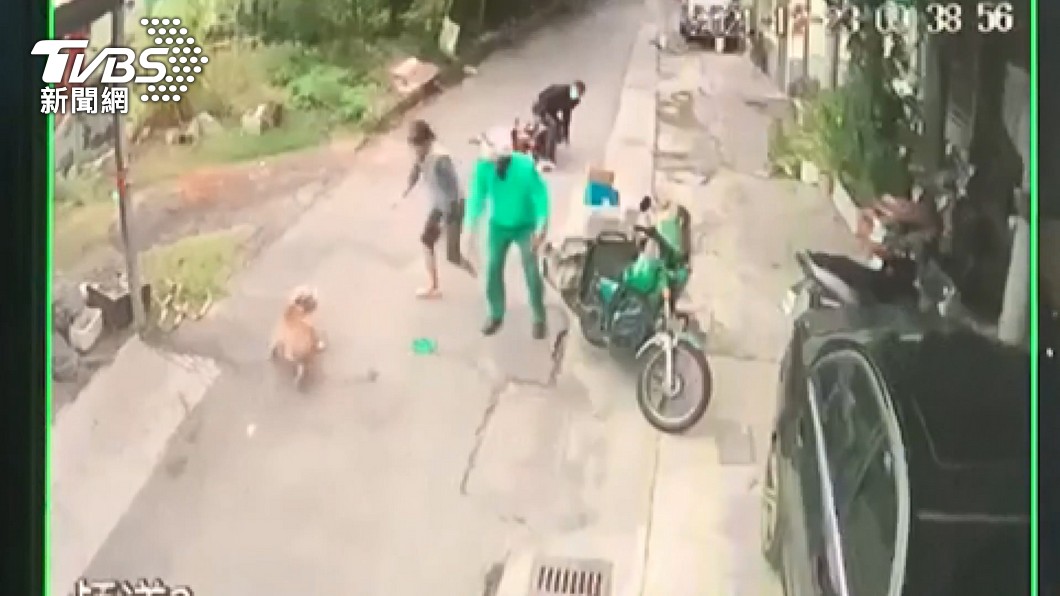 比特犬追咬郵差。（圖／TVBS）