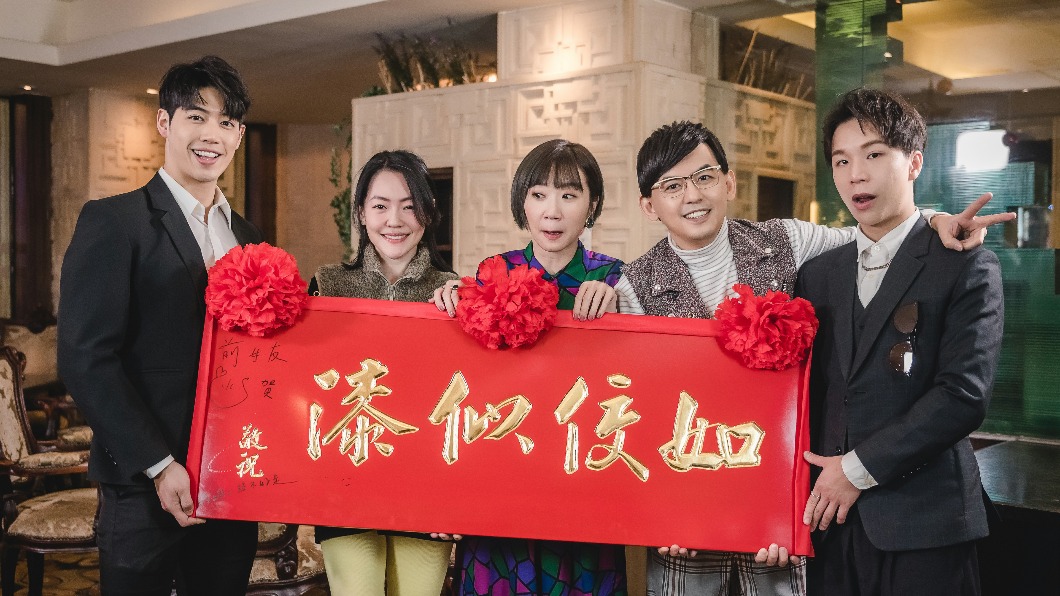 小S送黃子佼新婚匾額。(圖/CATCHPLAY提供)