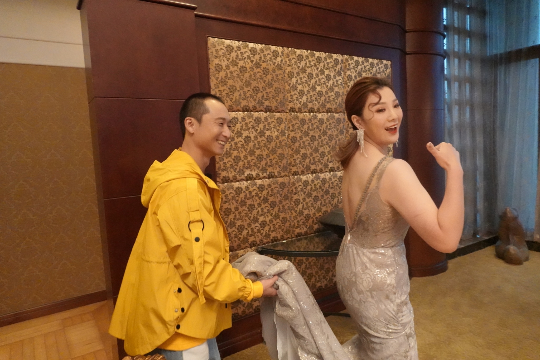 浩子幫郭婷筠拉裙襬。(圖/民視提供)