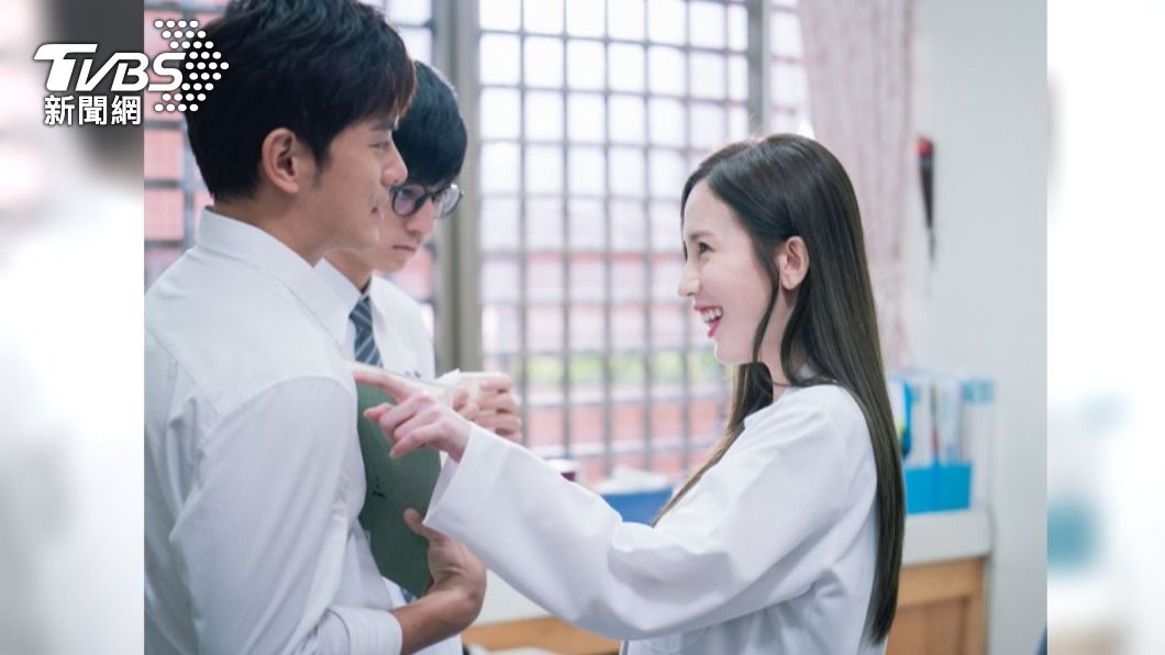 愛雅當眾調情宥勝。(圖/TVBS)