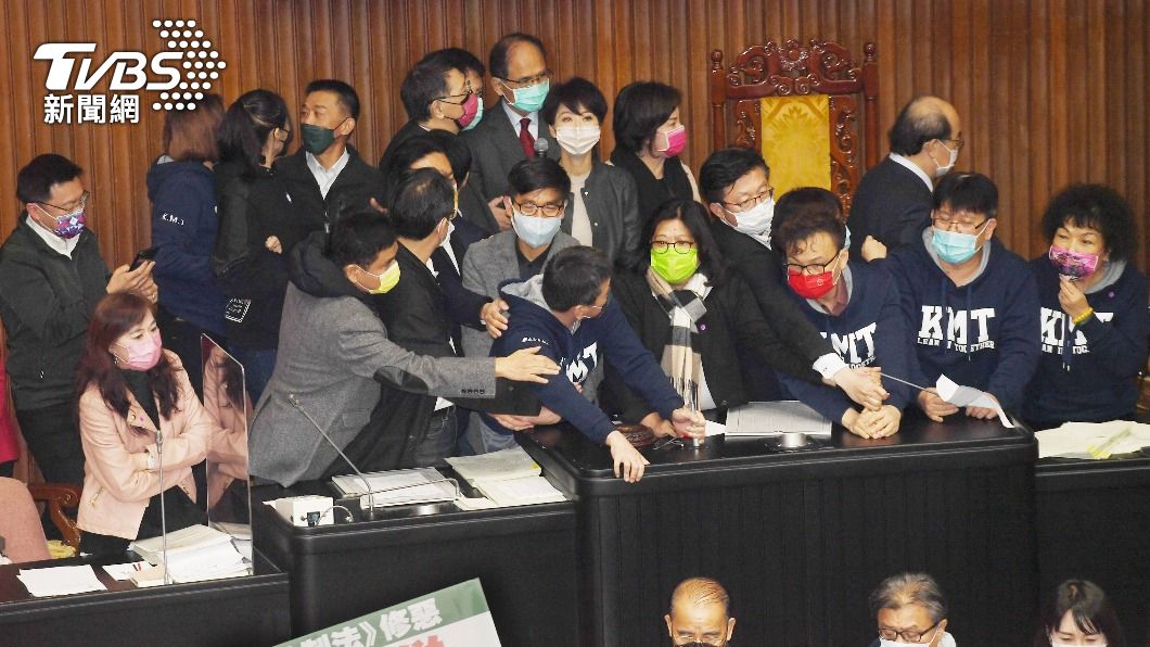 藍綠在議會爆發衝突。(圖/中央社)